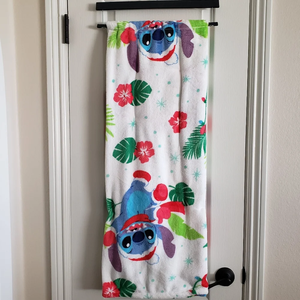 Disney Stitch With Mittens Winter Christmas Santa Hat Throw Blanket 50x70 NWT